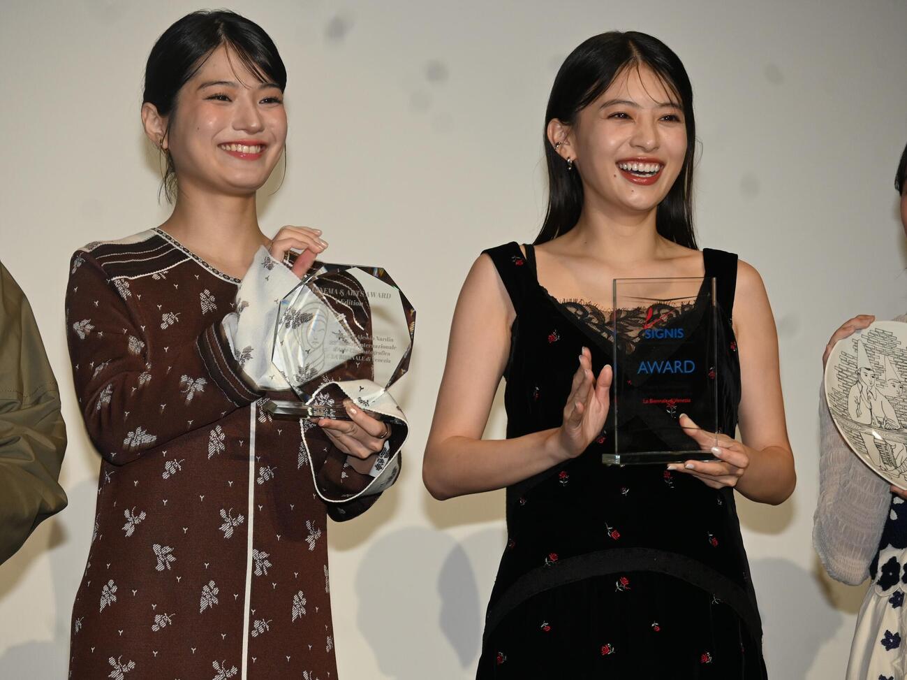 出口夏希「とったぞ～！」ベネチア独立賞５冠トロフィー掲げ歓喜　映画「ルックバック」