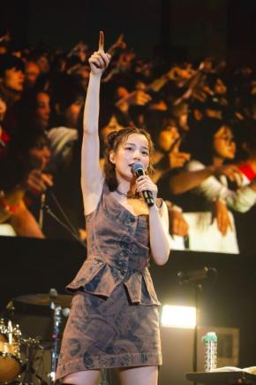 のん、胸元開いた大胆衣装で全5曲 小籔千豊も興奮「ナマで見ることができるのはエグい」
