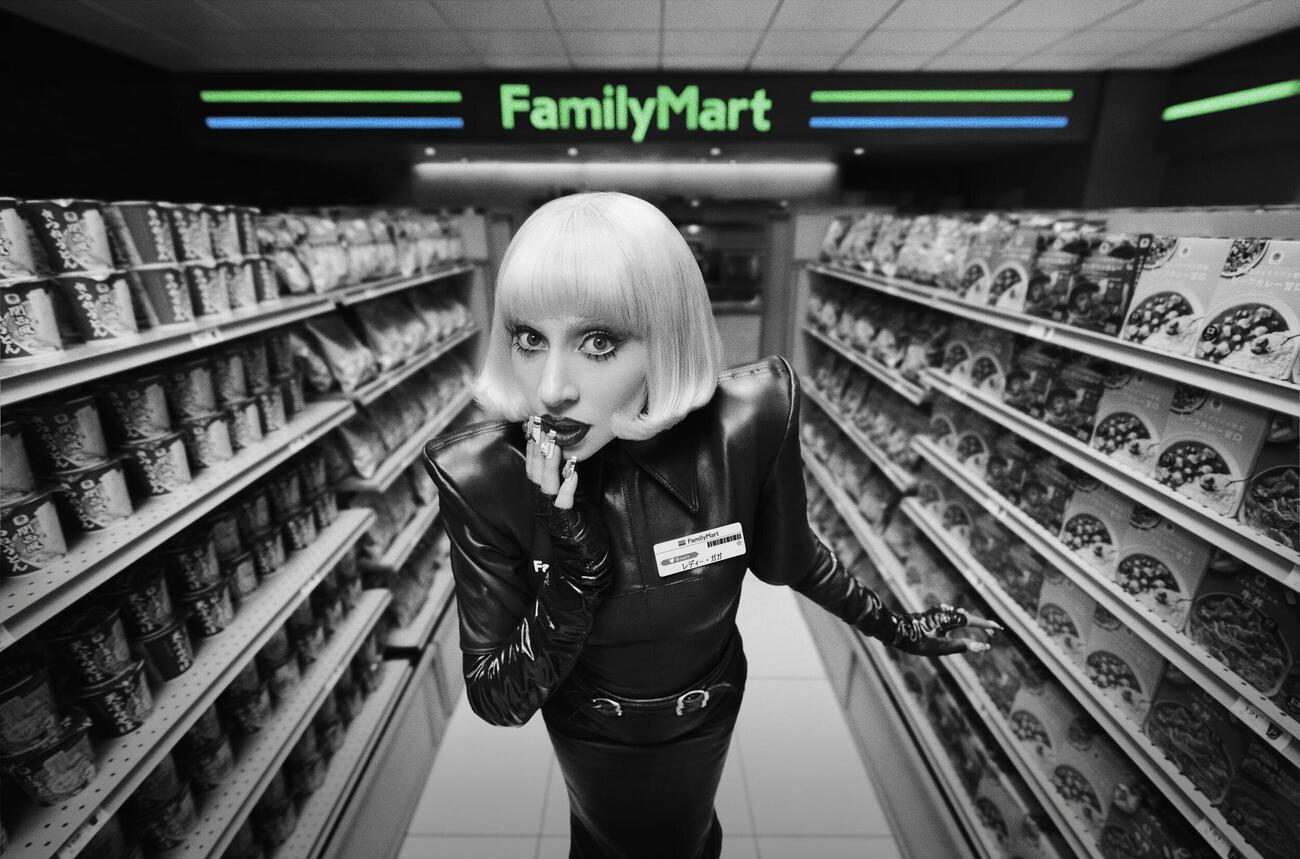 レディー・ガガがファミマ店員　新TVCM「ファミマではたらく？」編に出演「日本の全てが大好き」