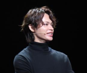 上田竜也「タートルネックが世界で一番嫌い」舞台衣装に苦笑「43ちゃい」誕生日に「肉ケーキ」