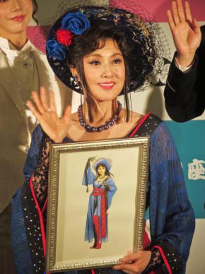 夫婦で飛ぶのは前代未聞？藤原紀香“宙乗り”の役得「お客さんが笑顔で手振ってくれるのが圧巻」