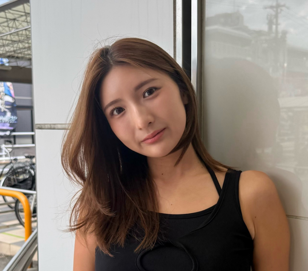 軽トラ女子グラドル三田悠貴、96センチボディー際立つサウナ水着姿＆水族館“キスショット”公開