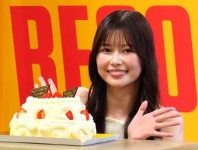 27歳誕生日の冴木柚葉、ケーキと花束のプレゼントににっこり「一人旅できる女になりたい」