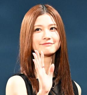 生見愛瑠「下半身なにも履いてないじゃん」黒ミニコーデから白肌スラリ脚線美あらわ「太腿万歳」