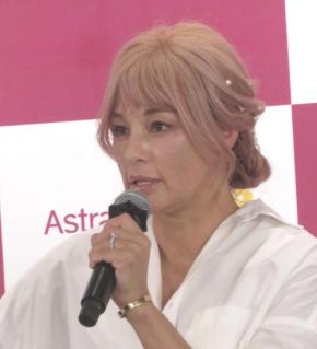 梅宮アンナ、白ニットで乳がん体験語る「誰かの役にたち、希望や勇気を与えたい」