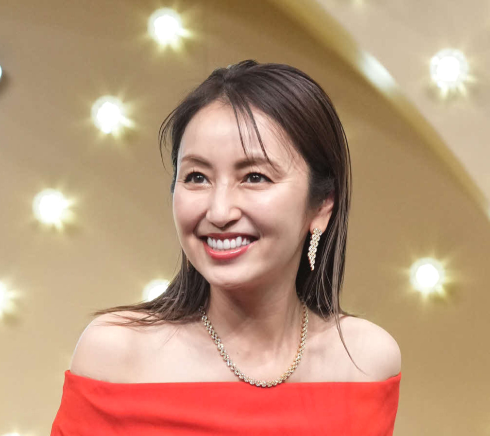 矢田亜希子、黒のワンピース衣装を公開「可愛いのと美しい～」「渋くて上品」