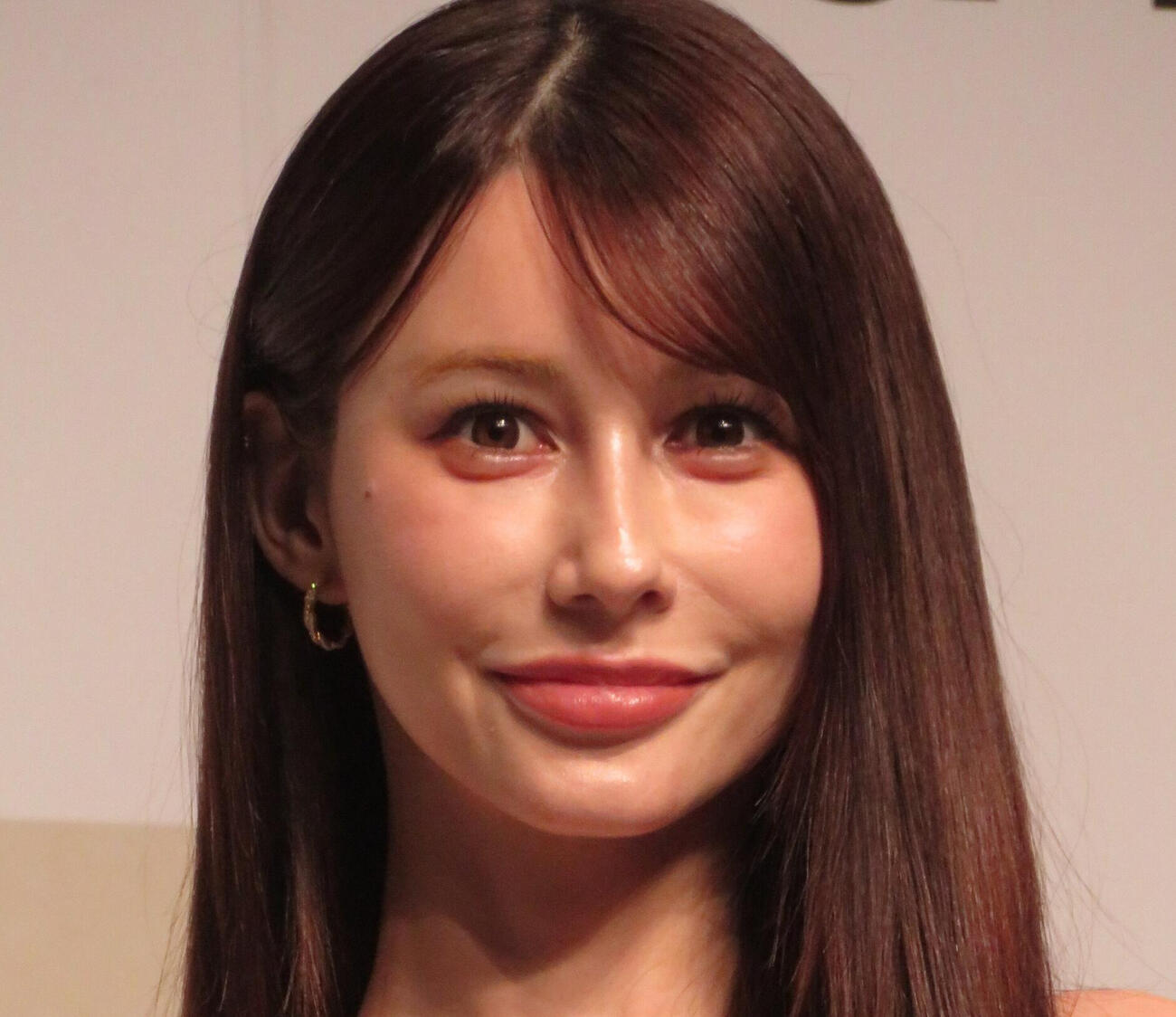 ダレノガレ明美 幼少期の写真を公開し、整形疑惑を否定に「国宝認定!」