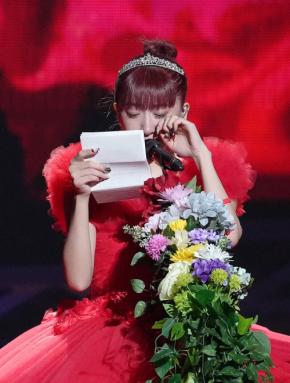 つばきファクトリー秋山眞緒が卒業公演「青春でした」手紙読み上げ涙…10年間のグループ活動終了
