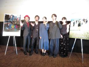 上田慎一郎監督、新作上映された東京国際映画祭で「カメ止め」から10年かぶり続けた帽子を新調