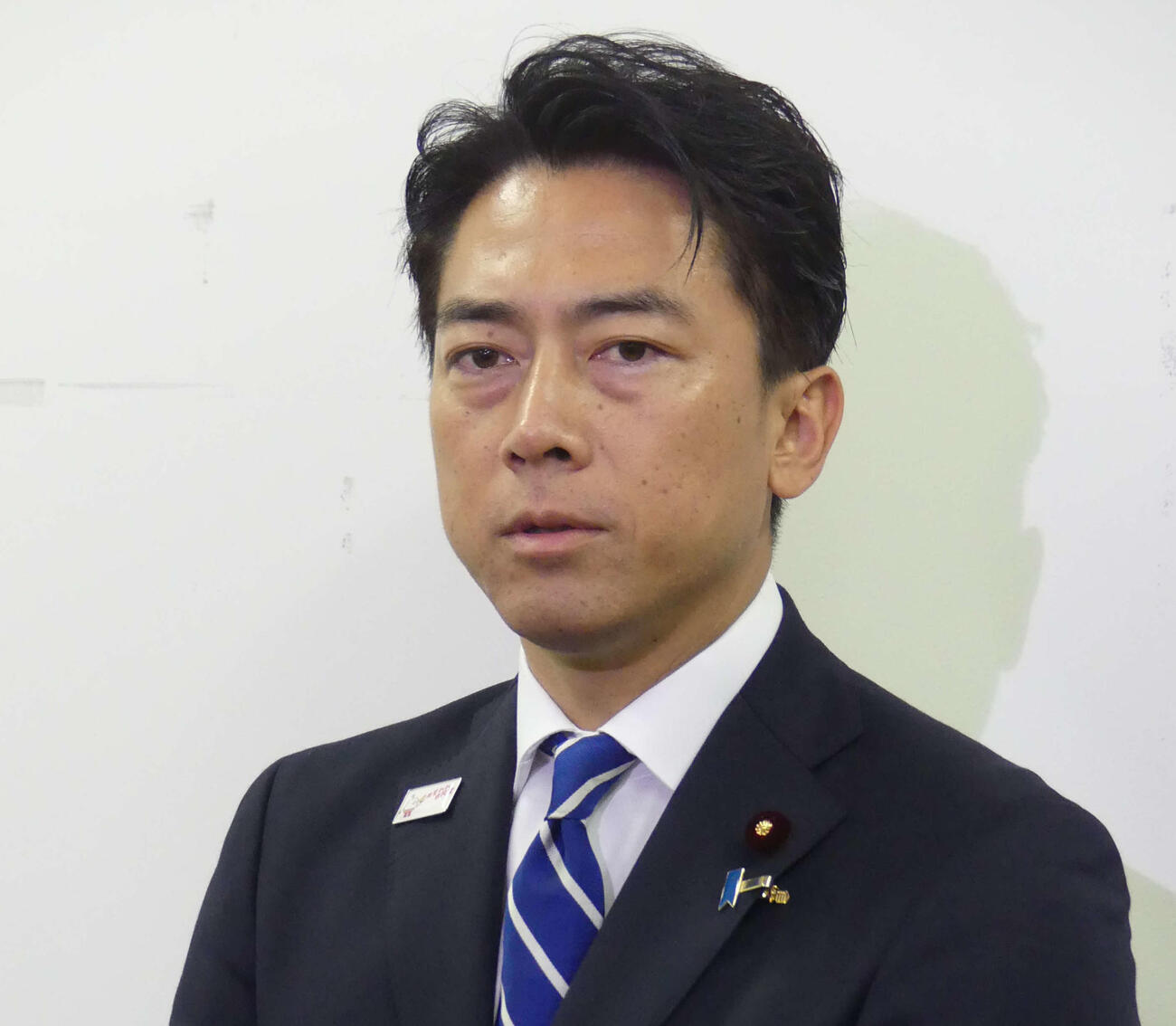 小泉進次郎防衛相「念のため」自民党大会で君が代斉唱女性自衛官との２ショ投稿削除を釈明
