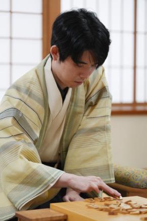 【王位戦】藤井聡太王位のV7か伊藤匠２冠が追いつくか　注目の第６局８日開始