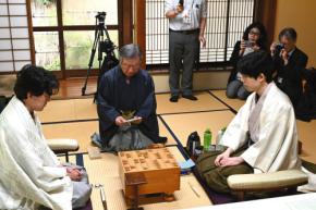 【王位戦】藤井聡太王位の午前おやつ「かぼちゃのタルト」伊藤匠２冠は「アップルジュース」