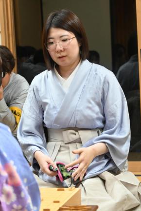 【白玲戦】西山朋佳白玲が逆転勝ち 女性初の棋士へあと2勝「方針の難しい将棋だった」