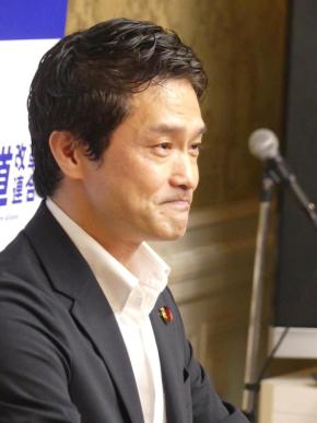 小川淳也代表が涙…同僚議員のねぎらいに感極まる　中道解党→立民系新党は「民主改革の会」