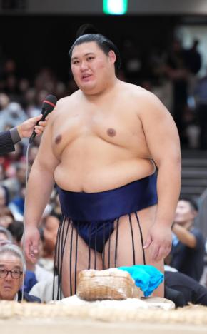 高市首相の“最側近”が国技館初登場 秋場所V大の里に内閣総理大臣杯授与、場内は「おおお」
