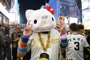阪神連覇!ネコ科つながり?道頓堀にキティちゃん?やドナルド?、巨人ファン?も 歓喜の戎橋