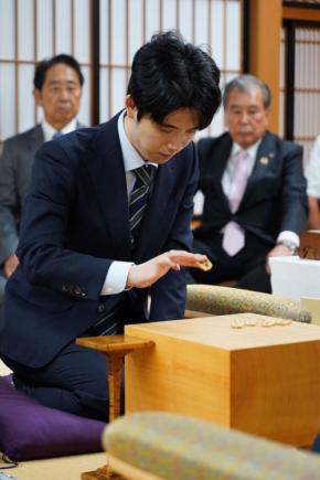 【竜王戦】藤井聡太竜王と服部慎一郎七段が静岡・三嶋大社で正式参拝　第2局