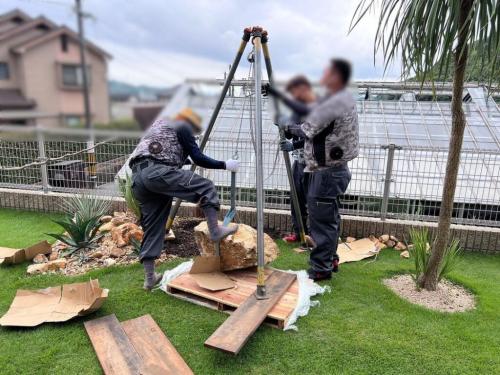 【庭リフォーム完全ガイド】費用・事例・DIYから業者選びまでプロが徹底解説! 24 所定位置まで石を動かして、設置です