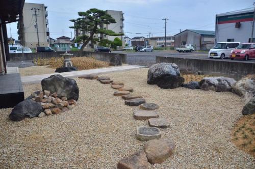 【庭リフォーム完全ガイド】費用・事例・DIYから業者選びまでプロが徹底解説! 27 庭石を中心にした和風庭園