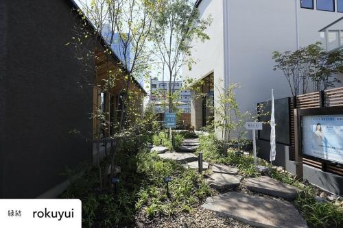 【庭リフォーム完全ガイド】費用・事例・DIYから業者選びまでプロが徹底解説! 7 鉄平石大判のアプローチ