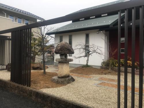 【庭リフォーム完全ガイド】費用・事例・DIYから業者選びまでプロが徹底解説! 18 アルミのフレームで、庭空間を仕切ります