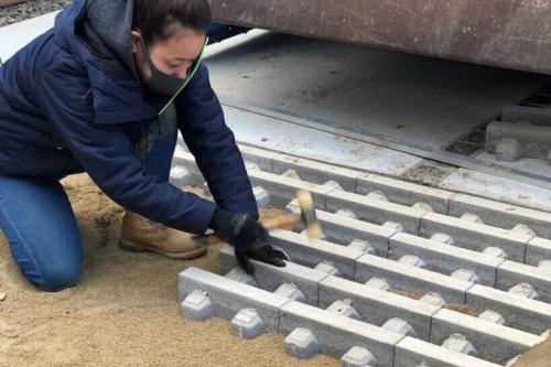 【庭リフォーム完全ガイド】費用・事例・DIYから業者選びまでプロが徹底解説! 15 緑化ブロックをコツコツと仕上げていきます
