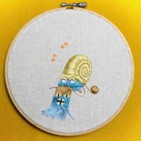 編み物好きなオムナイトの刺繍 ニコニコでマフラーを編む姿にほっこり