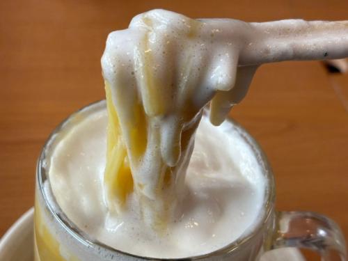 ビールジョッキから麺が現れる