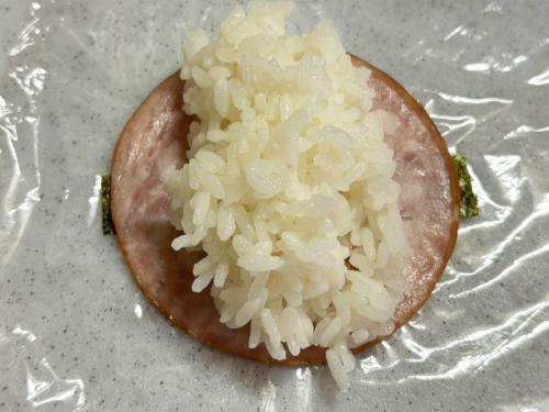 シャウスライスでご飯を包み、海苔を巻けば完成