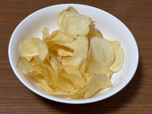 見た目はいつものポテトチップスと変わらず薄い黄色のスライス