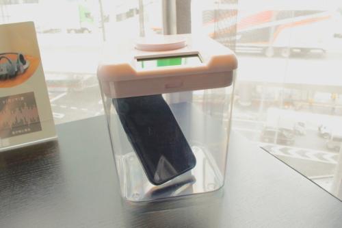 コンテナにスマホを入れる
