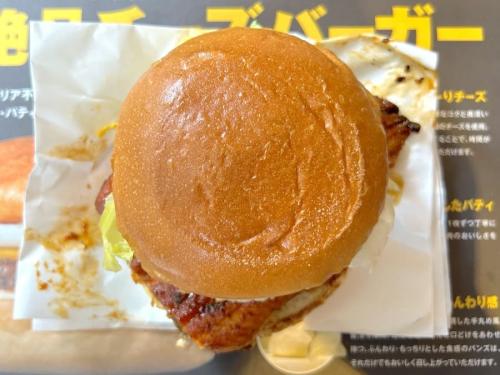 バンズからはみ出るうなぎ