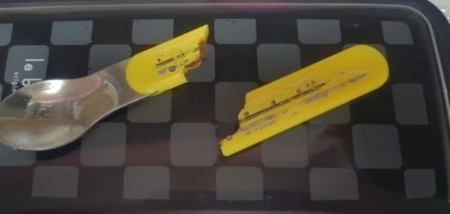 突然ホロンと折れてしまったドクターイエローのスプーン