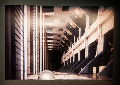高層マンションの上から下を見下ろした写真