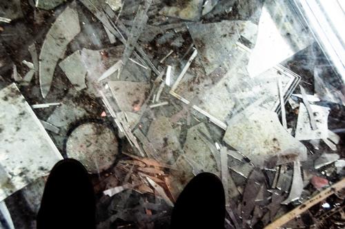 大量の鏡の破片の上を歩くことができる