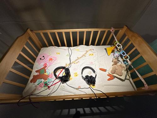 赤ちゃんの泣き声がASMRで聴こえるヘッドフォン
