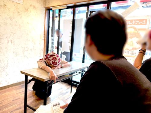 フレンドリーな店員さんと盛り上がる