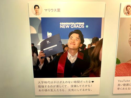 SNSのポストを模した笑顔の写真パネル