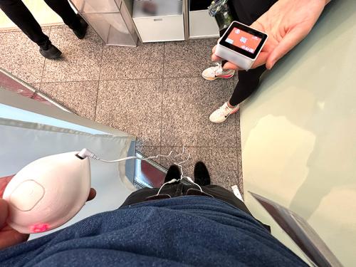 パッドの微弱電流で、生理痛の刺激を再現