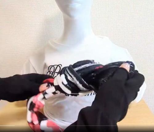 タオルの長辺を半分に折って端を結ぶ