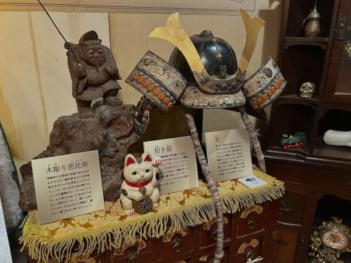 兜や招き猫
