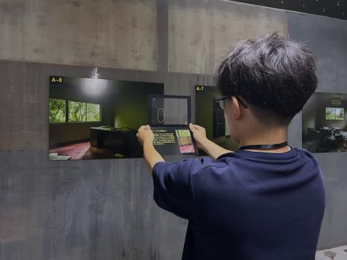 専用のフィルムを通して見ると……