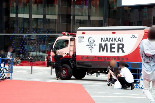 出演映画「劇場版TOKYO MER～走る緊急救命室～南海ミッション」に登場する「南海MER」の車両で会場に到着し、ユニフォーム姿で登場した高杉真宙さん