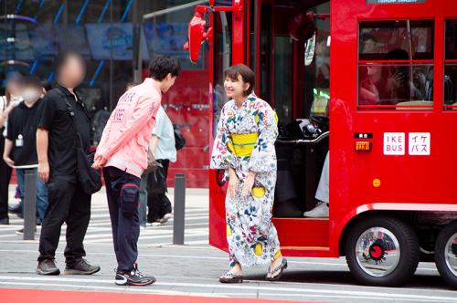 池袋エリアのコミュニティバス「IKEBUS（イケバス）」から降りてきた浴衣姿の高際みゆき豊島区長を迎え、レッドカーペットを歩きながら来場者へ挨拶する高杉真宙さん
