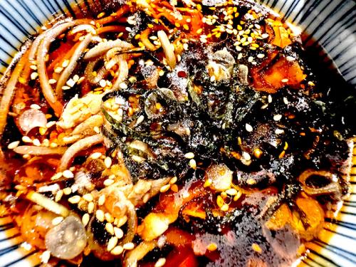 つゆに麺を投入すると、いっきに真っ赤に