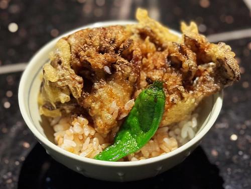 こぶし大の舞茸天が豪快に乗った「黒舞茸の小天丼」