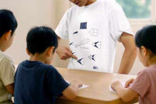 紙ヒコーキ設計図がTシャツに　世界記録保持者の案をデザイン
