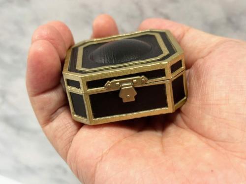 蓋の留め具もしっかり造形されています