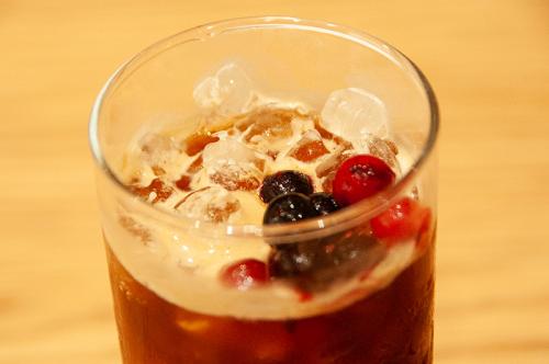 「テリア ブラック フューシャ メンソール」を表現したマリアージュドリンク「フルーティーブリーズコーヒー」