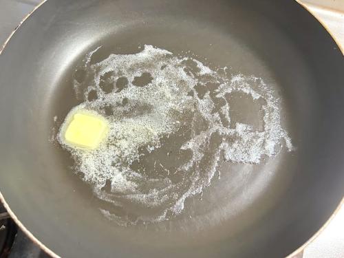 フライパンにバターを溶かす